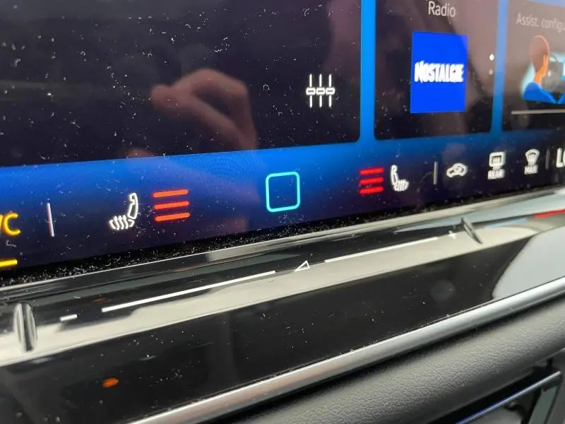 Gros plan sur l'écran tactile intérieur du Volkswagen Tiguan 2025, affichant les commandes de chauffage des sièges.