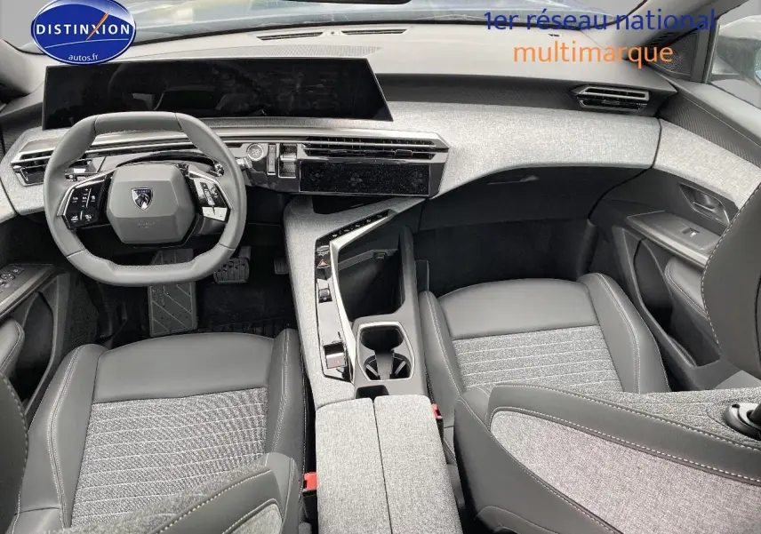 Vue intérieure avant du Peugeot 3008 2025, tableau de bord et sièges en cuir gris avec inserts tissu clair.