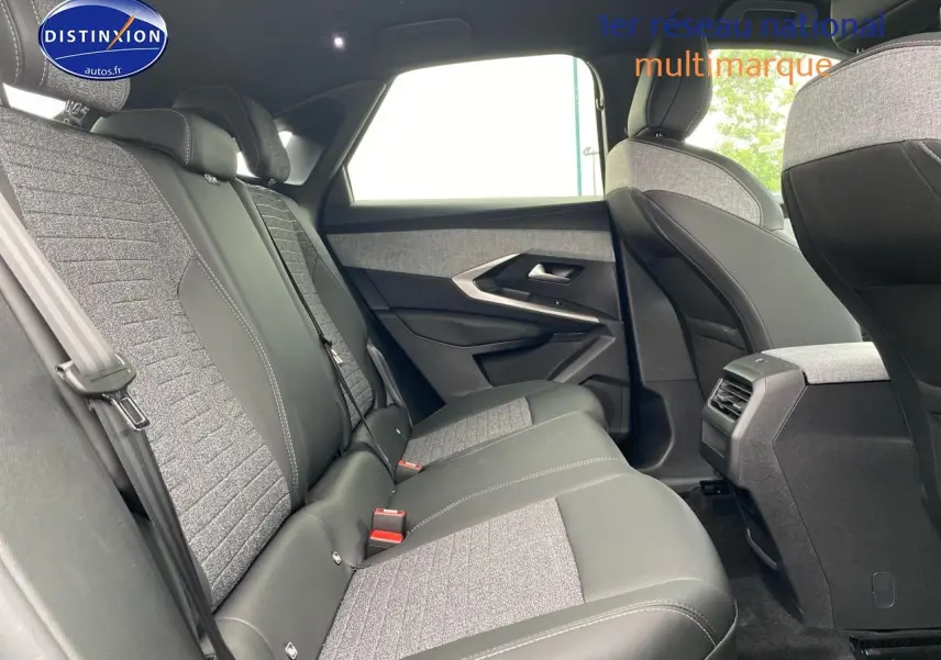 Vue intérieure arrière côté droit du Peugeot 3008 1.2 hybrid 145 allure bleu, sièges bi-matière gris et noir.