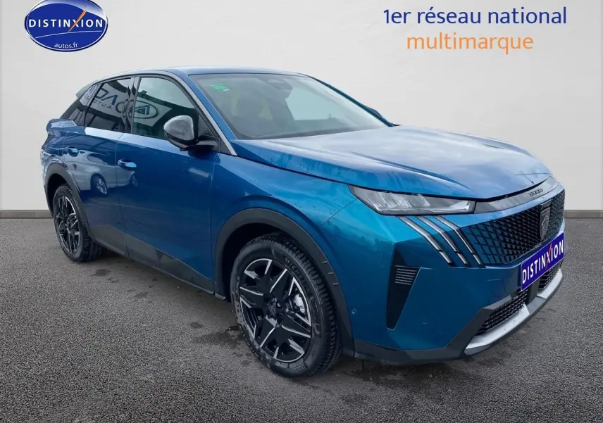 Peugeot 3008 bleu 3/4 avant droit avec calandre distinctive et jantes alliage noires.