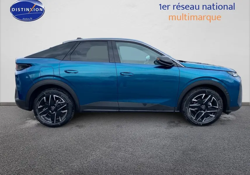 Vue profil droit du Peugeot 3008 1.2 hybrid 145 allure e-dcs6 bleu avec jantes alu noires et toit noir.