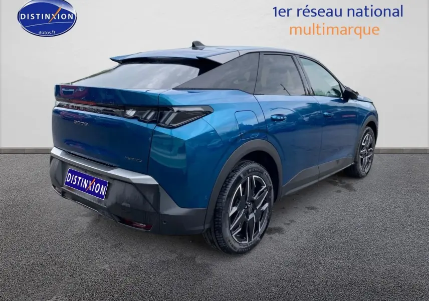 Vue 3/4 arrière droite d’un Peugeot 3008 bleu 2025 avec jantes alu et feux arrière LED distinctifs.
