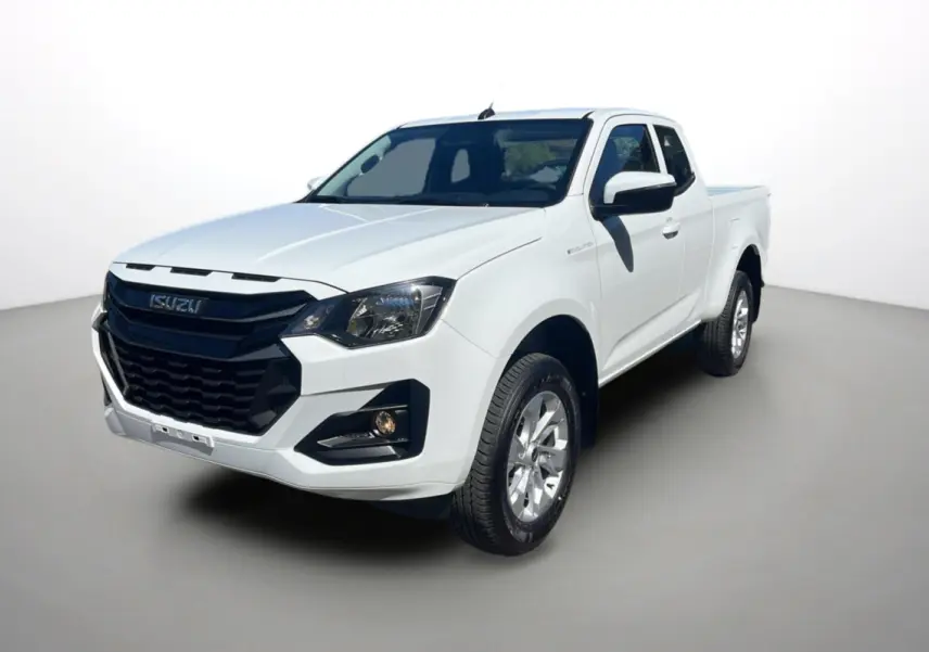 Isuzu D-MAX 2026 blanc Splash white en 3/4 avant droit, avec calandre noire et jantes alu 18 pouces visibles.