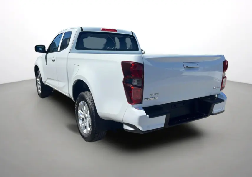 Vue 3/4 arrière gauche d'un Isuzu D-MAX blanc Splash avec jantes alu 18 pouces et hayon fermé.