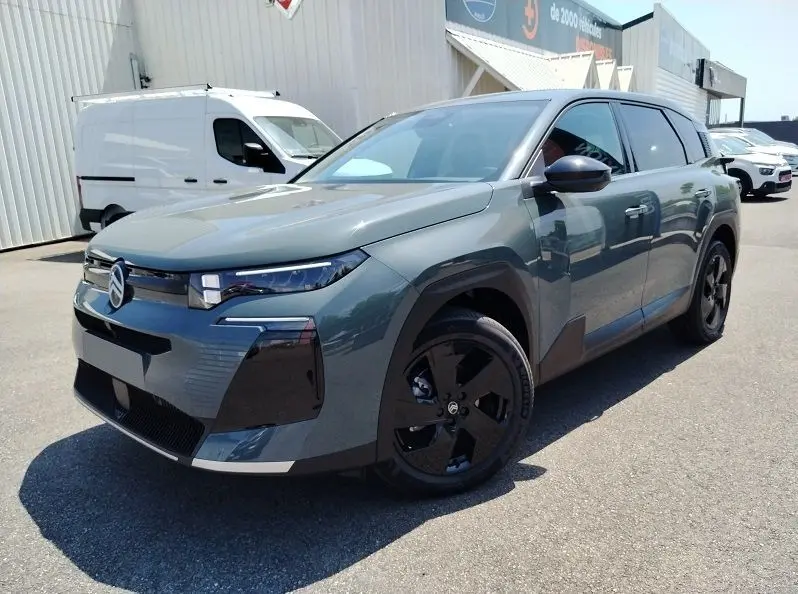 Citroën C5 Aircross Hybride vert Astoria en 3/4 avant droit, avec jantes noires et design moderne marqué.