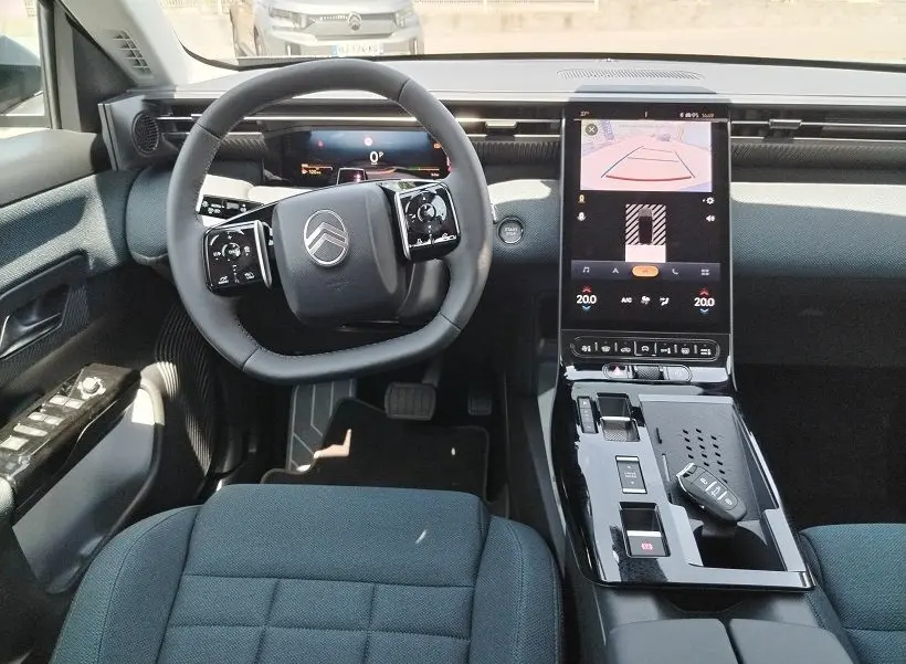 Vue intérieure avant du Citroën C5 Aircross Hybride 2026, avec tableau de bord numérique et écran tactile central.