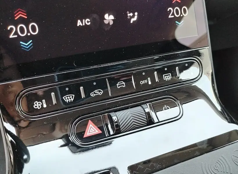 Gros plan sur la console centrale du Citroën C5 Aircross Vert Astoria 2026, montrant les commandes climatisation et boutons tactiles.