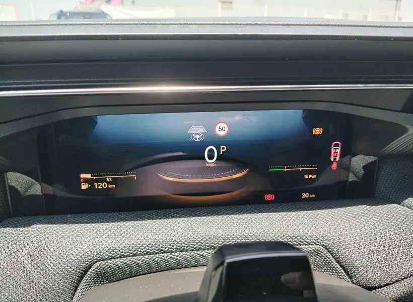 Affichage numérique du tableau de bord du Citroën C5 Aircross 2026, version Hybride, montrant la vitesse, autonomie et alertes.