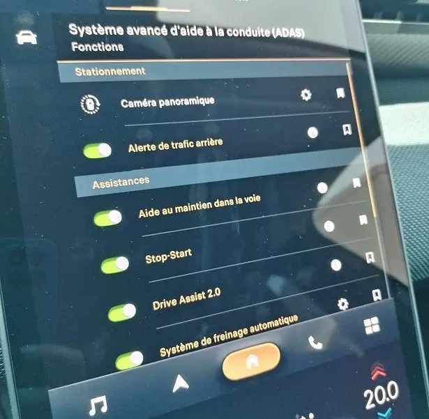 Écran tactile intérieur du Citroën C5 Aircross Hybride 2026 affichant les aides à la conduite, vue rapprochée.