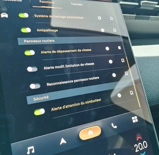 Écran tactile intérieur du Citroën C5 Aircross 2026 montrant les réglages d’aides à la conduite et sécurité.
