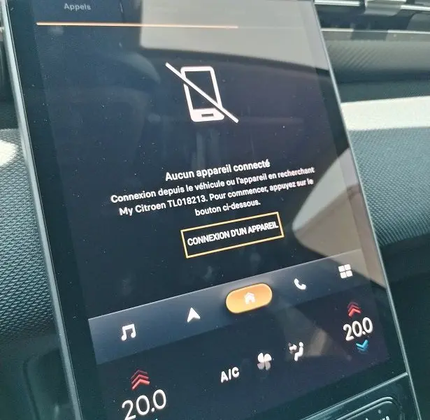 Écran tactile central du tableau de bord du Citroën C5 Aircross Vert Astoria, affichant la connexion Bluetooth inactive.