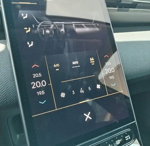 Écran tactile central du Citroën C5 Aircross Vert Astoria, affichant les réglages de climatisation et ventilation.