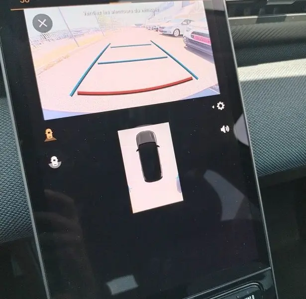 Écran tactile intérieur montrant la caméra de recul et l’affichage 360° du Citroën C5 Aircross Vert Astoria, version hybride 2026.