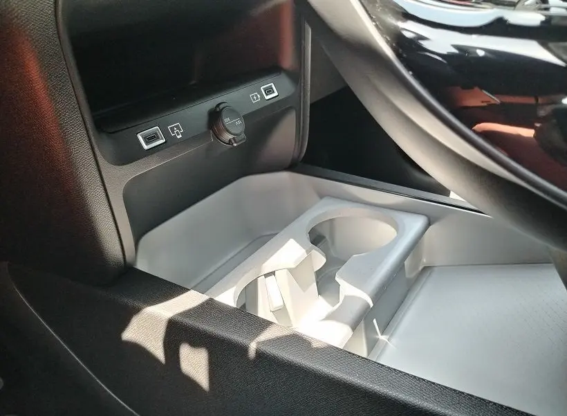 Détail de la console centrale côté conducteur du Citroën C5 Aircross 2026, avec porte-gobelets et prises USB visibles.