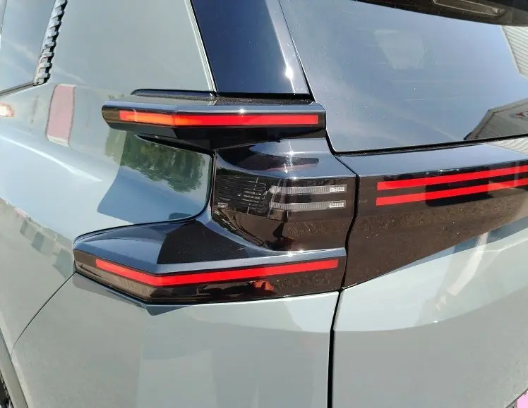 Gros plan sur le feu arrière droit du Citroën C5 Aircross 2026 Vert Astoria avec ses lignes LED rouges distinctives.