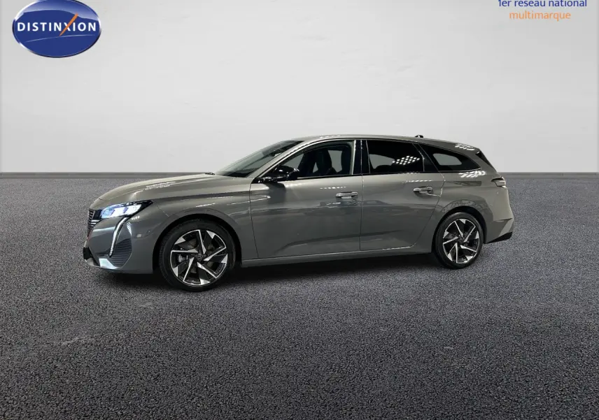 Peugeot 308 SW gris Sélénium vue de profil côté gauche, jantes alliage 17 pouces et feux LED avant allumés.