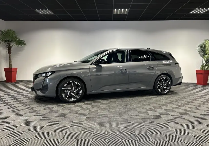 Peugeot 308 SW gris Sélénium vue de profil côté gauche, jantes alliage 17'' et toit noir brillant.