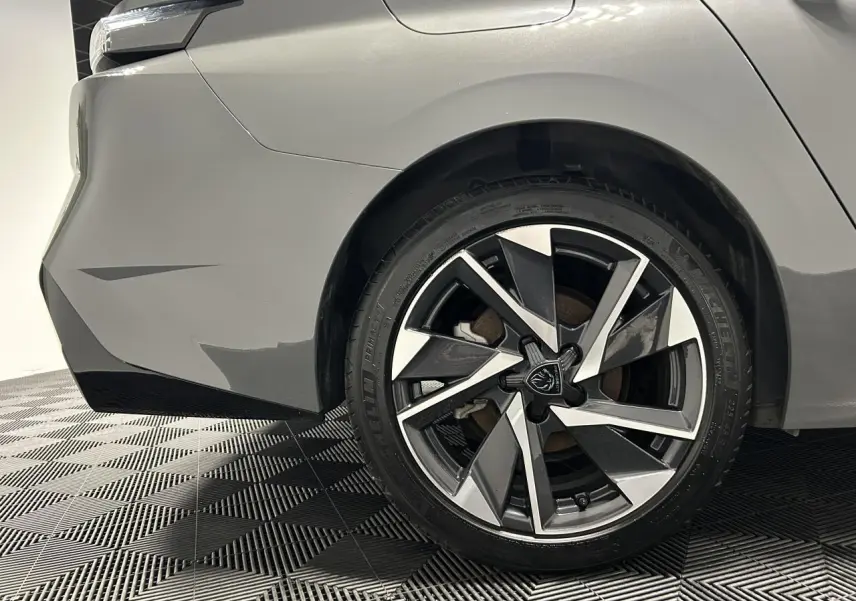 Gros plan sur la roue arrière droite d’une Peugeot 308 SW gris Sélénium avec jante alliage 17'' Halong diamantée.