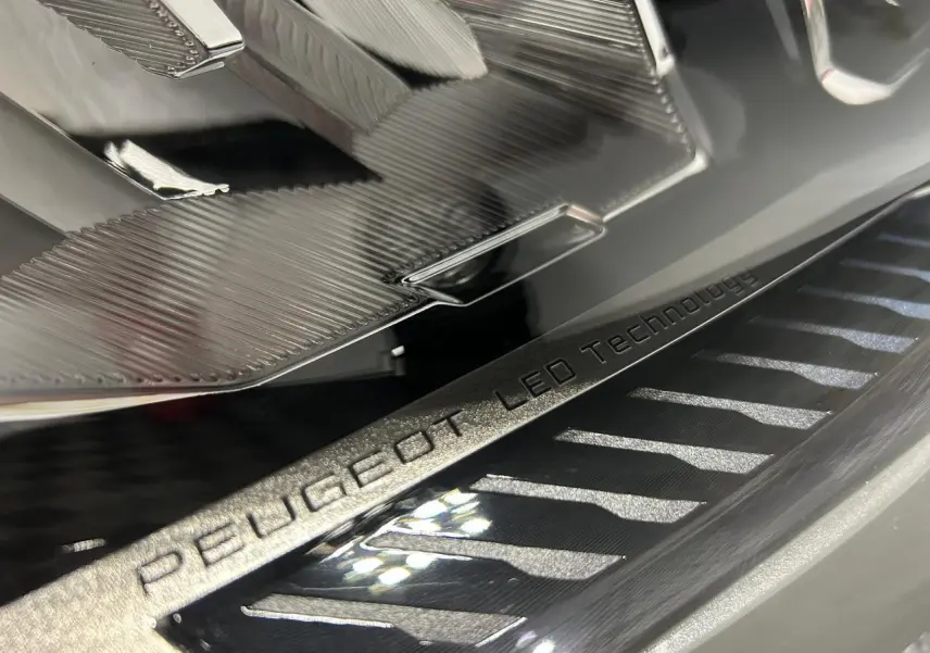 Gros plan sur l’éclairage LED avant et l’inscription Peugeot LED Technology du Peugeot 308 SW gris Sélénium.