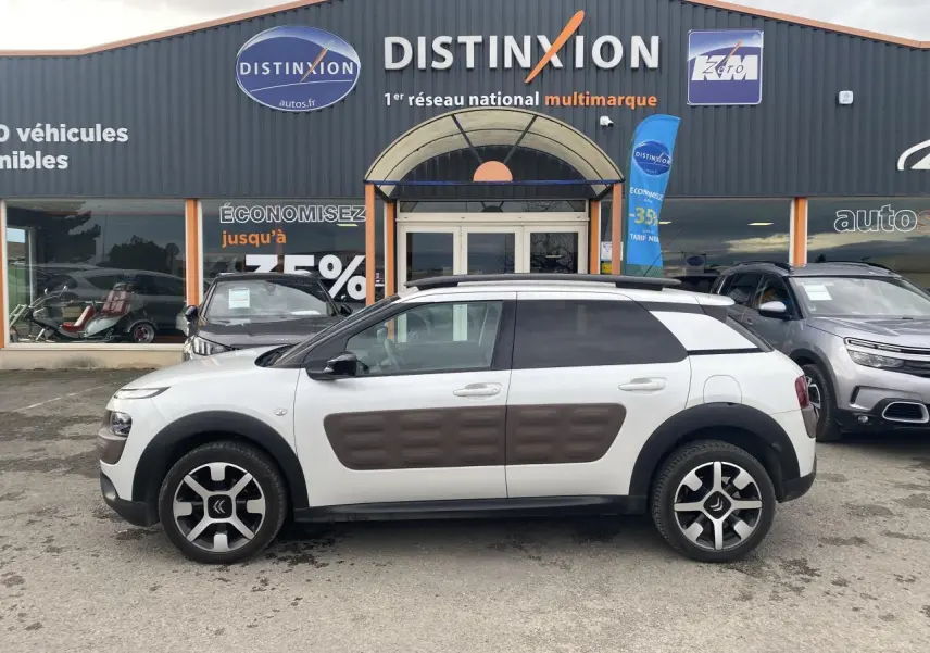 Profil côté gauche d'une Citroën C4 Cactus blanche avec Airbump marron et jantes alliage bi-ton 17 pouces.