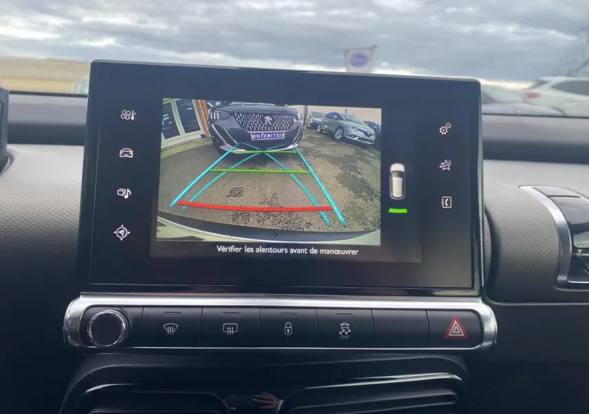 Écran central du Citroën C4 Cactus blanc montrant la caméra de recul avec lignes de guidage colorées.