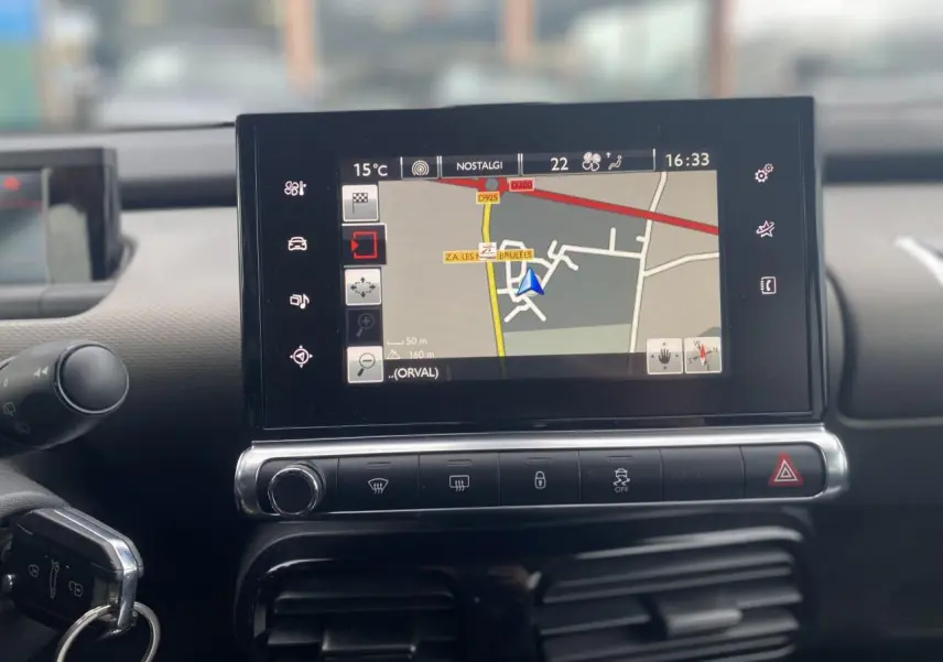Écran tactile du système de navigation de la Citroën C4 Cactus 2015, vue intérieure centrale.