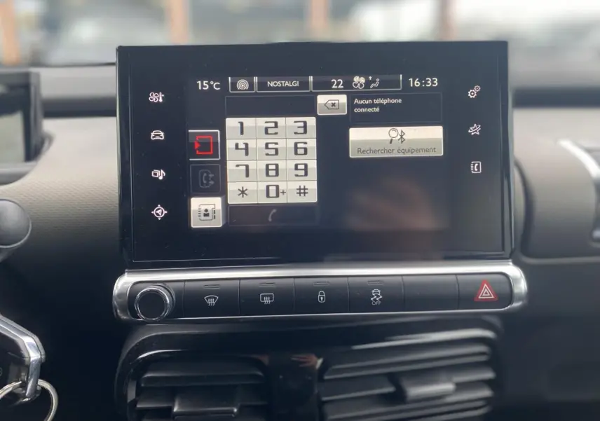 Écran tactile central du tableau de bord de la Citroën C4 Cactus 2015 avec interface téléphone affichée.
