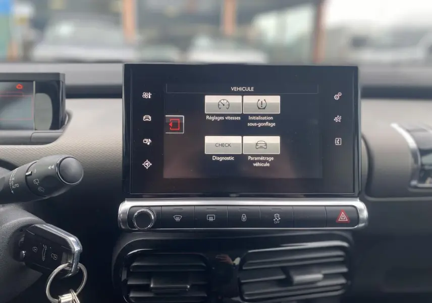 Vue rapprochée de l'écran tactile central du tableau de bord du Citroën C4 Cactus 2015 avec menu de réglages véhicules.