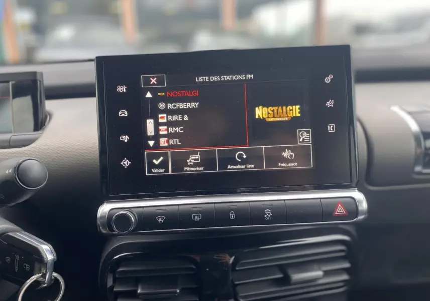 Écran tactile central du tableau de bord de la Citroën C4 Cactus 2015 affichant la liste des stations FM.