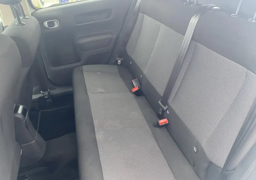 Vue intérieure de la banquette arrière grise du Citroën C4 Cactus 2015 avec ceintures et fixations ISOFIX visibles.