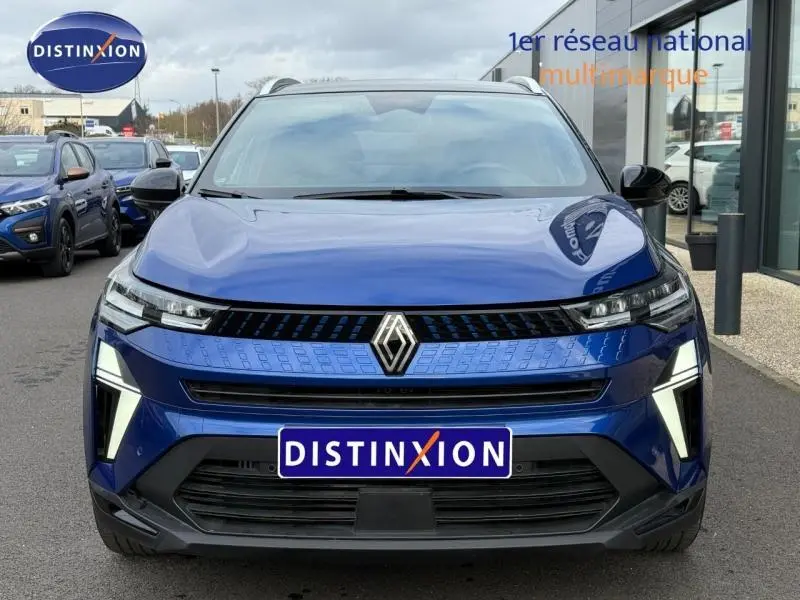 Vue avant du Renault Captur 1.0 Eco-G 100ch Techno 2025 en Bleu Iron avec détails noirs et éclairage LED distinctif.