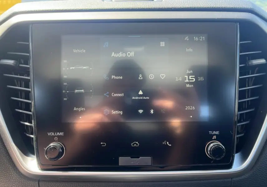 Écran tactile central du tableau de bord de l'Isuzu D-MAX 2026, affichant les options Android Auto et Bluetooth.