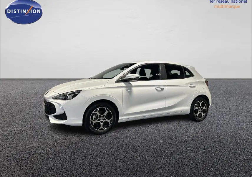 Vue de profil droit d'une MG3 blanche 2025 avec jantes alliage et lignes sculptées sur la porte.