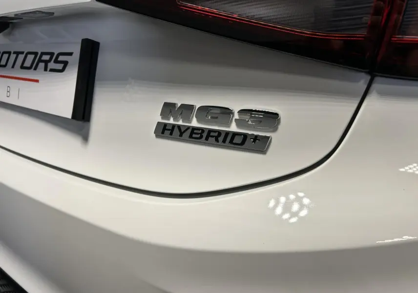 Gros plan sur l'arrière blanc du MG3 1.5 Hybrid+ avec logo distinctif et feu arrière LED partiel visible.