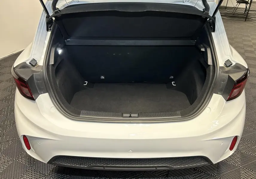 Coffre ouvert vu de l'arrière d'une MG3 blanche 2025, montrant l'espace de rangement intérieur noir.
