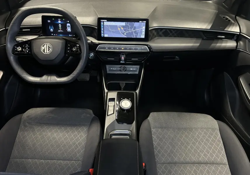 Vue intérieure avant du tableau de bord et des sièges tissu gris du MG3 1.5 Hybrid+ 195ch Comfort 2025.