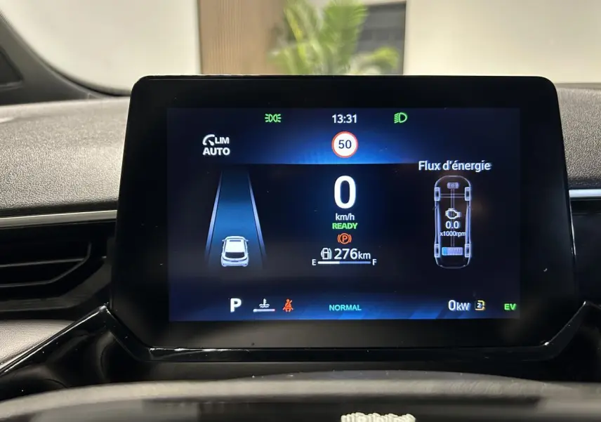 Écran numérique central de la MG3 1.5 Hybrid+ 2025 affichant la vitesse et le flux d'énergie, vue de face intérieure.