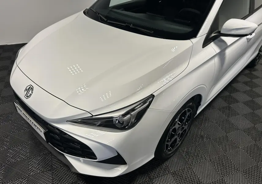 Vue 3/4 avant droit d'une MG3 blanche 2025 avec phares effilés et jantes alliage noires.