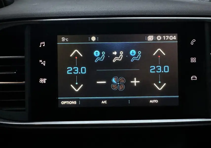 Écran tactile 9,7'' de la climatisation bi-zone affichant 23°C dans une Peugeot 308 gris Artense de 2018.
