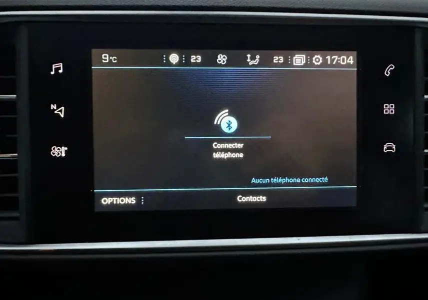 Écran tactile central de la Peugeot 308 2018 affichant la connexion Bluetooth pour téléphone, interface claire.