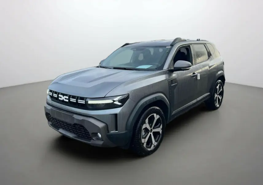 Dacia Duster HEV 140 Journey Pack City noir nacré vu en 3/4 avant droit, avec calandre distinctive et jantes modernes.