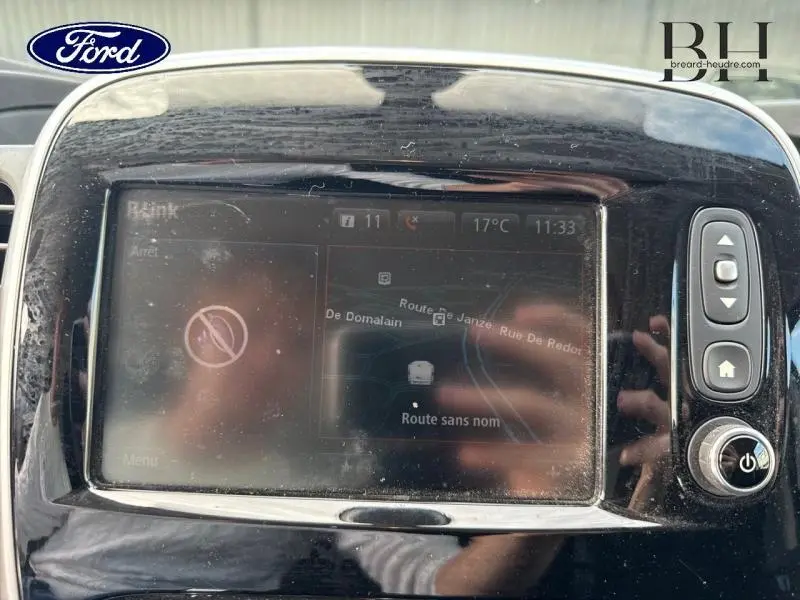 Écran tactile du système MediaNav Evolution 7 de Renault Trafic Fourgon blanc, affichant la navigation GPS.