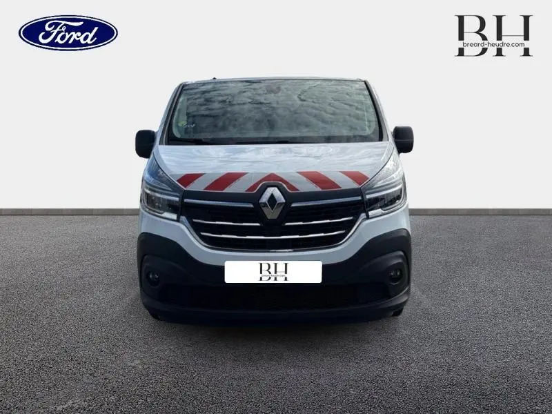 Vue avant d'un Renault Trafic Fourgon blanc glacier avec marquages rouges sur le capot et calandre noire.