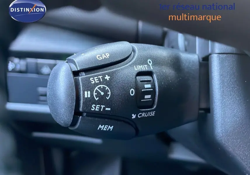 Gros plan sur la commande de régulateur de vitesse du Citroën C5 Aircross 2025 en noir Perla Metal.