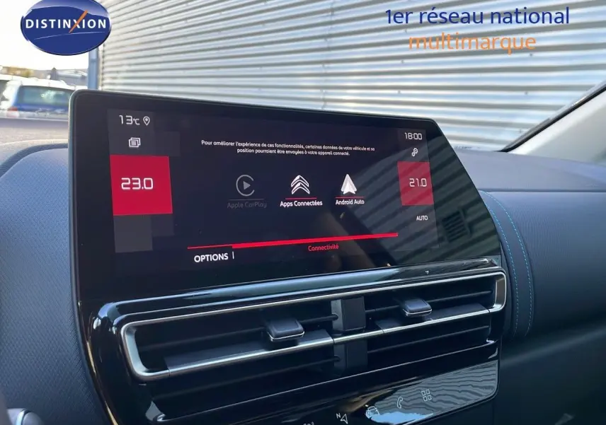 Écran tactile central affichant la connectivité Apple CarPlay et Android Auto dans un Citroën C5 Aircross noir perla metal.