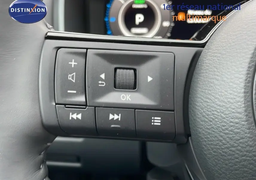 Gros plan sur les commandes multifonctions noires à gauche du volant du Nissan Qashqai blanc nacré 2025.