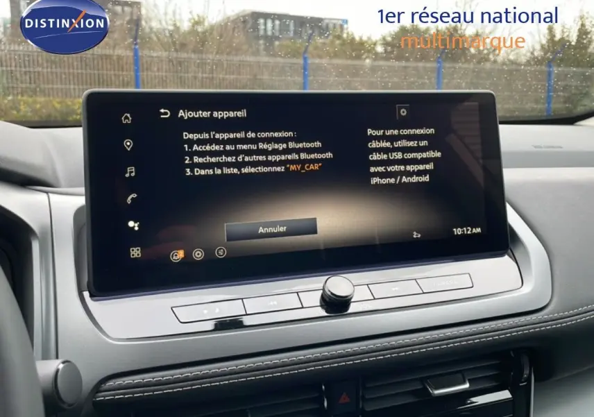 Écran tactile central du tableau de bord du Nissan Qashqai blanc nacré, affichant les réglages Bluetooth.