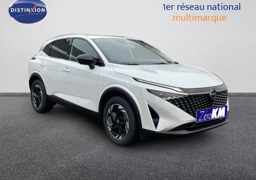 Nissan Qashqai blanc nacré métal en 3/4 avant droit, avec calandre noire et jantes bi-ton distinctives.