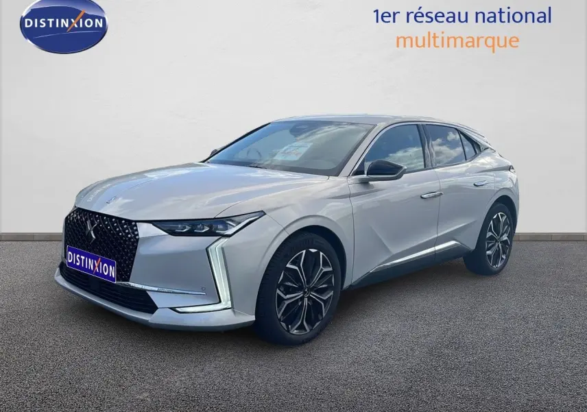 Vue 3/4 avant droite d'une DS4 2024 gris cristal nacré avec calandre noire et jantes bicolores distinctives.