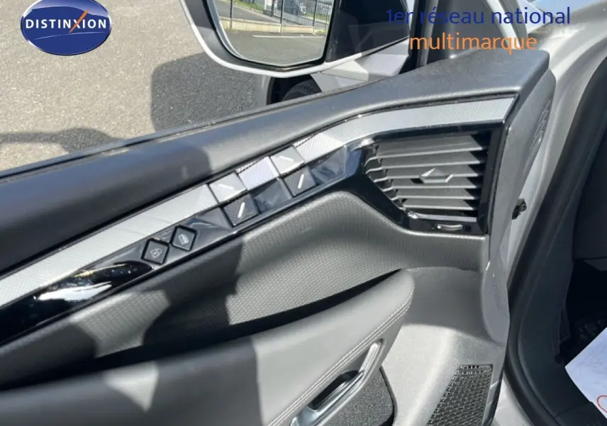 Vue rapprochée de la porte avant gauche de la DS4 2024 en Cristal Pearl Nacré, mettant en valeur les commandes et le haut-parleur intégré.